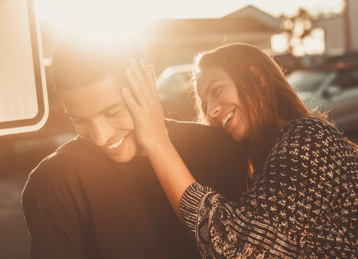 Las parejas felices no hablan de su relación en las redes sociales