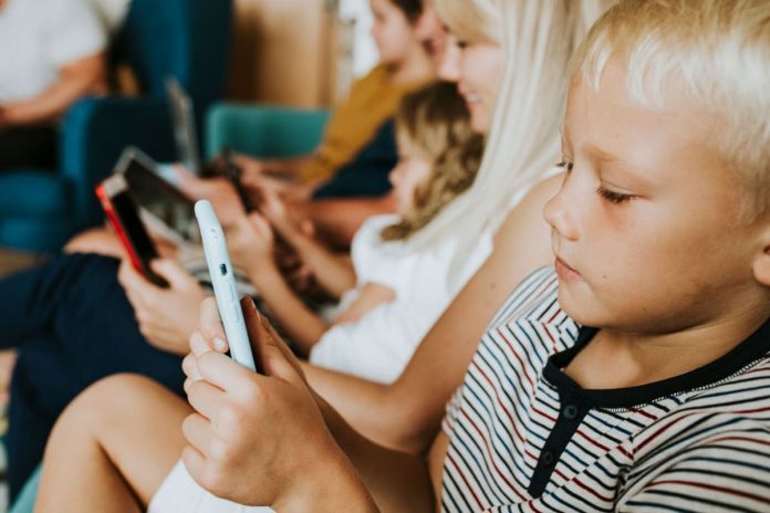 El uso excesivo de celulares y medios digitales amenaza la salud mental de los jóvenes